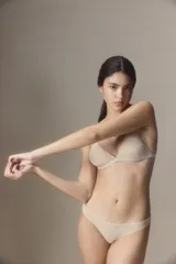 Soutien triangulito color blanco, sin aro ni relleno, con breteles finos regulables.