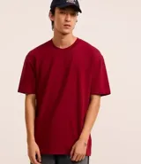 Remera relaxed de algodón color bordó, con cuello redondo y mangas cortas. Confeccionada en algodón con efecto más grueso.