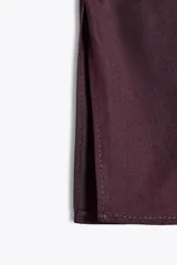 Top azul de popelina con escote redondo, tirantes finos con lazadas y detalle de pliegues.