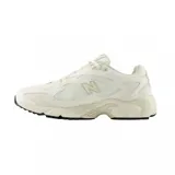 Championes New Balance ML725 color crema con detalles en gris, confeccionados en malla y material sintético.