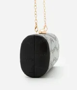 Cartera baguette color negro con textura crocco y correa de cadena fina.