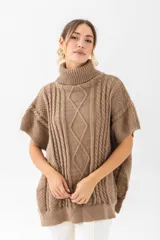Poncho color vino con cuello alto y diseño de punto trenzado.