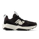 Championes New Balance Tektrel para dama, color negro con detalles en blanco.