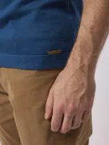 Remera de mangas cortas color beige, tejida en punto liso.