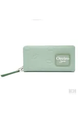 Billetera Las Oreiro color verde agua con textura de labios y logo en la esquina inferior derecha.