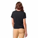 Remera de manga corta para mujer, color negro, con cuello redondo acanalado. Presenta un estampado gráfico frontal que muestra un paisaje de montañas, un sol y un pino, con el nombre de la marca Columbia en la parte inferior.