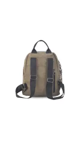 Mochila marrón de símil cuero con cierre principal y bolsillo interno con cierre. Tiene asa de mano, correas regulables y bolsillo oculto en la espalda.