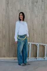 Remera blanca de manga larga.