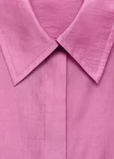 Camisa de vestir color fucsia de tejido satinado, corte recto y cuello camisero.