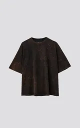 Remera de manga corta con calce extra oversize, confeccionada en jersey 24/1 americano con efecto teñido o lavado que simula óxido o desgaste. Presenta un recorte horizontal en el torso delantero y trasero.
