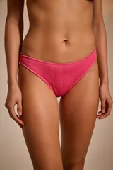 Bombacha de bikini color fucsia, corte vedetina y textura acanalada.