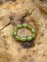Set de pulseras elásticas con cuentas de piedra en tonos amarillo, naranja, rojo, verde y marrón.