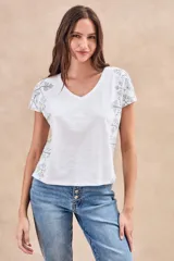 Remera blanca de algodón con bordado lateral, de corte al cuerpo y manga corta.