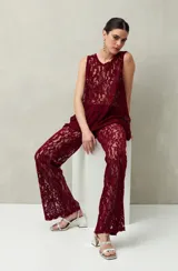Pantalón de encaje floral color borgoña, de corte ancho y con transparencias.