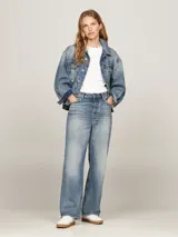Pantalón de jean de tiro medio, corte amplio y pierna recta, con efecto lavado y detalles de la marca en la parte trasera.