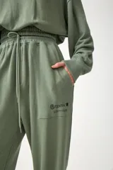 Pantalón de jogging negro de algodón, con cintura y tobillos elastizados, cordón de ajuste y bolsillos frontales con logo estampado.