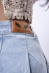 Minifalda de jean celeste con cintura alta, pinzas y ruedo desflecado.