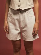 Short celeste de jean con bolsillos delanteros y traseros.