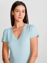 Camiseta rosa de manga corta con cuello en V y corte entallado.