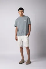 Bermuda cargo color blanco, confeccionada en mezcla de lino y rayón, con cintura elástica ajustable con cordón y bolsillo lateral tipo cargo.