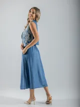 Falda italiana en tencel con efecto denim, color azul. Tiene bolsillos funcionales, elástico en la cintura y cinto incluido.