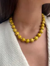 Collar corto de múltiples hilos con cuentas de cerámica esmaltada de colores y detalles dorados.