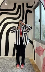Camisa oversize de jean rayado blanco y negro con bolsillo con bordado de corazón con fuego y botones de acrílico en forma de corazón.