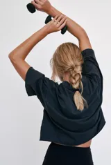 Remera negra de algodón, corte holgado y mangas cortas.