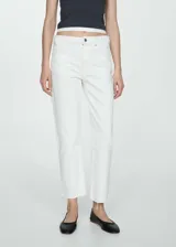Pantalón de jean blanco de corte recto, tiro medio y largo cropped.