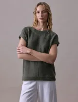 Buzo tejido color verde militar, marca Cable & Gauge. Cuello a la base y espalda con apliques de botones.