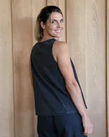 Musculosa celeste de denim con bolsillo de parche en el pecho.