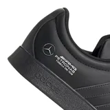 Championes Adidas VL Court Mercedes AMG Petronas F1 Team, color negro con las tres tiras laterales en relieve. Presentan el logo de Mercedes AMG Petronas F1 Team en el lateral y la puntera reforzada.
