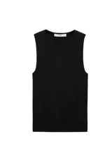 Musculosa negra de tejido de punto fino, con cuello redondo y tirantes anchos.