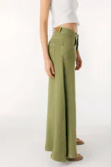 Pantalón marrón de lino, corte palazzo y tiro alto.