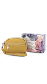 Monedero negro de simil cuero con correa para la mano, diseño práctico y compacto. Bolsillo principal con doble cierre, y un bolsillo frontal pequeño para llevar monedas.
