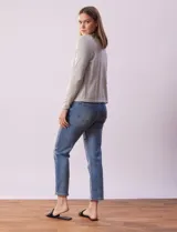 Cardigan tejido color gris claro, con mangas largas y diseño acanalado.