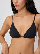 Top de bikini triangular color fucsia, con tirantes finos y espalda ajustable.