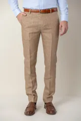 Pantalón de vestir de lino color beige, corte slim fit, con bolsillos laterales y traseros.
