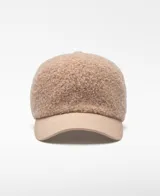 Gorra de seis paneles con corona de textura tipo borreguillo y visera lisa. Incluye cierre ajustable con hebilla engomada en la parte posterior.