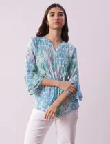 Blusa de gasa estampada con cuello a la base, escote en V, botones y manga ¾ amplia.