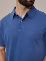 Remera polo marrón de piqué de algodón con cuello clásico y tapeta de dos botones. Logo bordado en el pecho. Corte clásico.