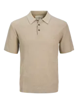 Polo de punto color beige con cuello clásico, mangas cortas y cierre con botones.
