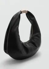 Bolso tipo hobo de cuero negro con asa rígida de metal dorado.