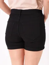 Short de jean negro con ruedo desflecado.