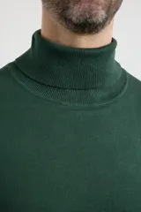 Sweater de punto verde oscuro, con cuello alto y mangas largas.