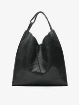 Bolso maxi hobo negro de piel bovina, con cantos al taglio, puntadas gruesas, un compartimento, cierre con nudo, asa de hombro y logo grabado.