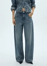 Pantalón de jean celeste de corte wide leg, tiro medio y cinco bolsillos.