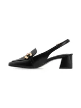 Zapato mule negro de cuero napa con punta cuadrada, taco cuadrado forrado y ornamento metálico dorado.