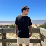 Remera de lino negra de corte clásico y mangas cortas.