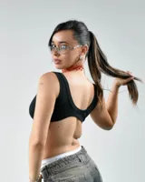 Top deportivo negro con escote redondo y breteles anchos.